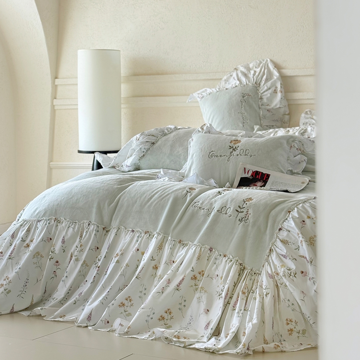 91家纺网 家纺一手货源 找家纺 FORTWO家纺原创设计（FOR TWO家纺） 2025新款230克牛奶绒绣花法式花边款四件套 兰庭序-绿