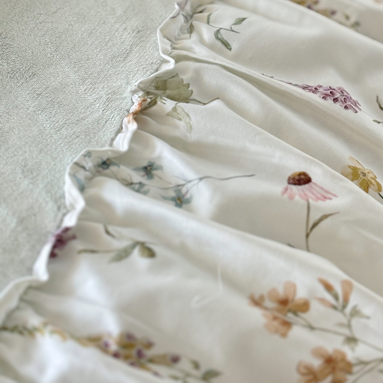 91家纺网 家纺一手货源 找家纺 FORTWO家纺原创设计（FOR TWO家纺） 2025新款230克牛奶绒绣花法式花边款四件套 兰庭序-绿