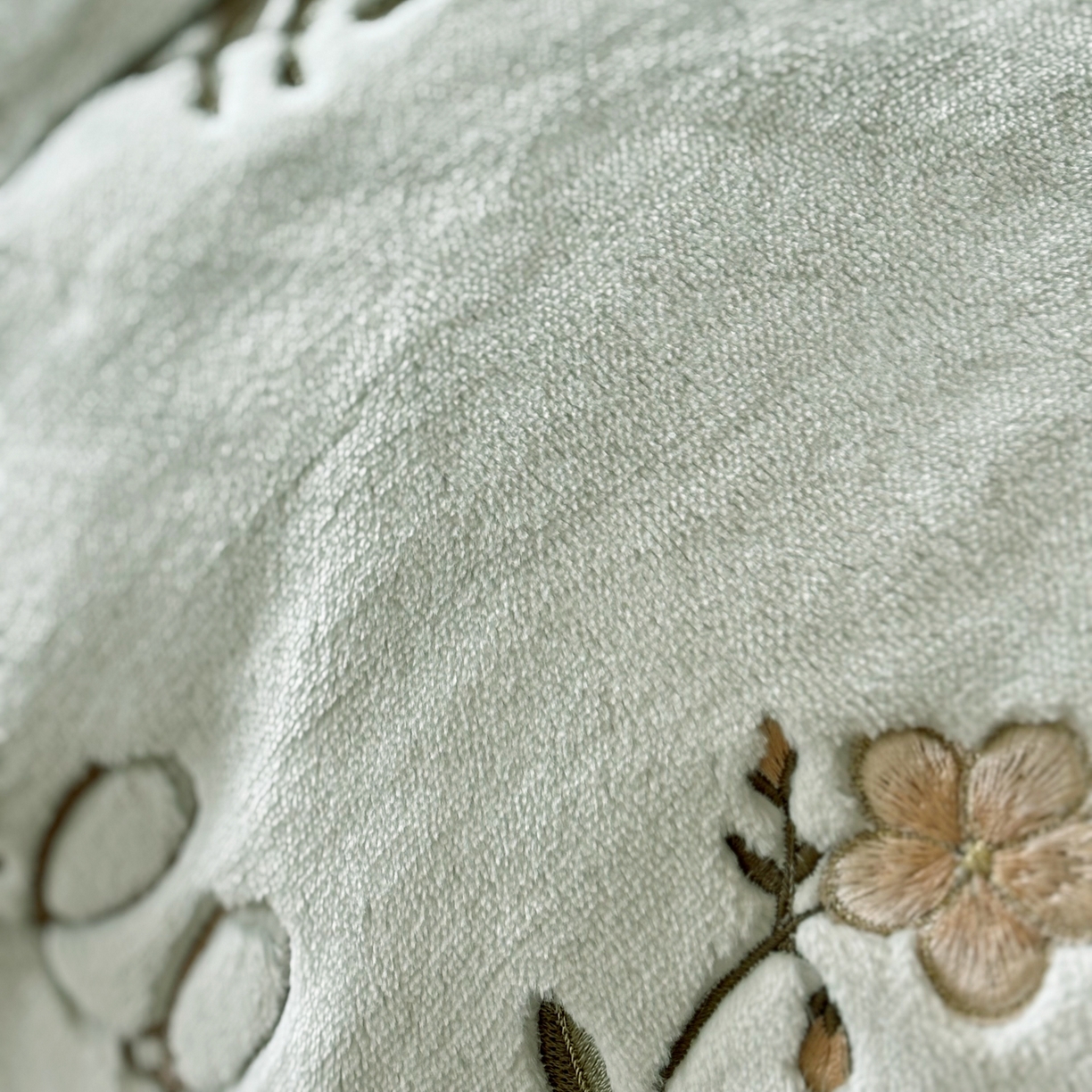 91家纺网 家纺一手货源 找家纺 FORTWO家纺原创设计（FOR TWO家纺） 2025新款230克牛奶绒绣花法式花边款四件套 兰庭序-绿