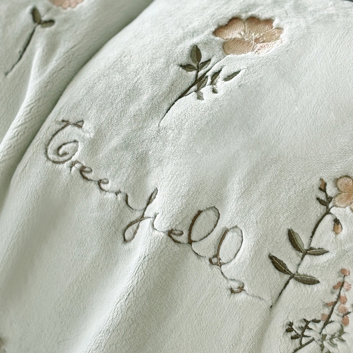 91家纺网 家纺一手货源 找家纺 FORTWO家纺原创设计（FOR TWO家纺） 2025新款230克牛奶绒绣花法式花边款四件套 兰庭序-绿