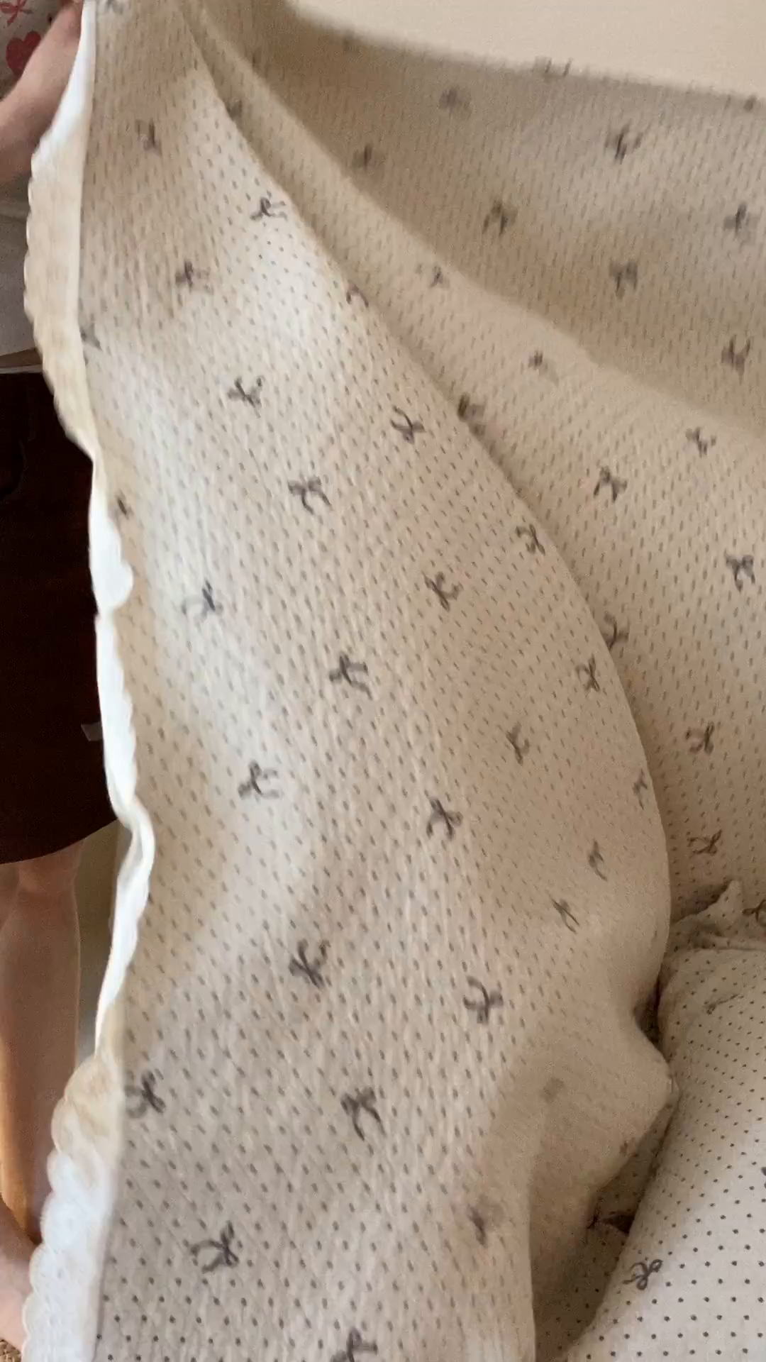 91家纺网 家纺一手货源 找家纺 麻依 2025新款安心棉四层纱布床盖三件套 点点蝴蝶结-米白