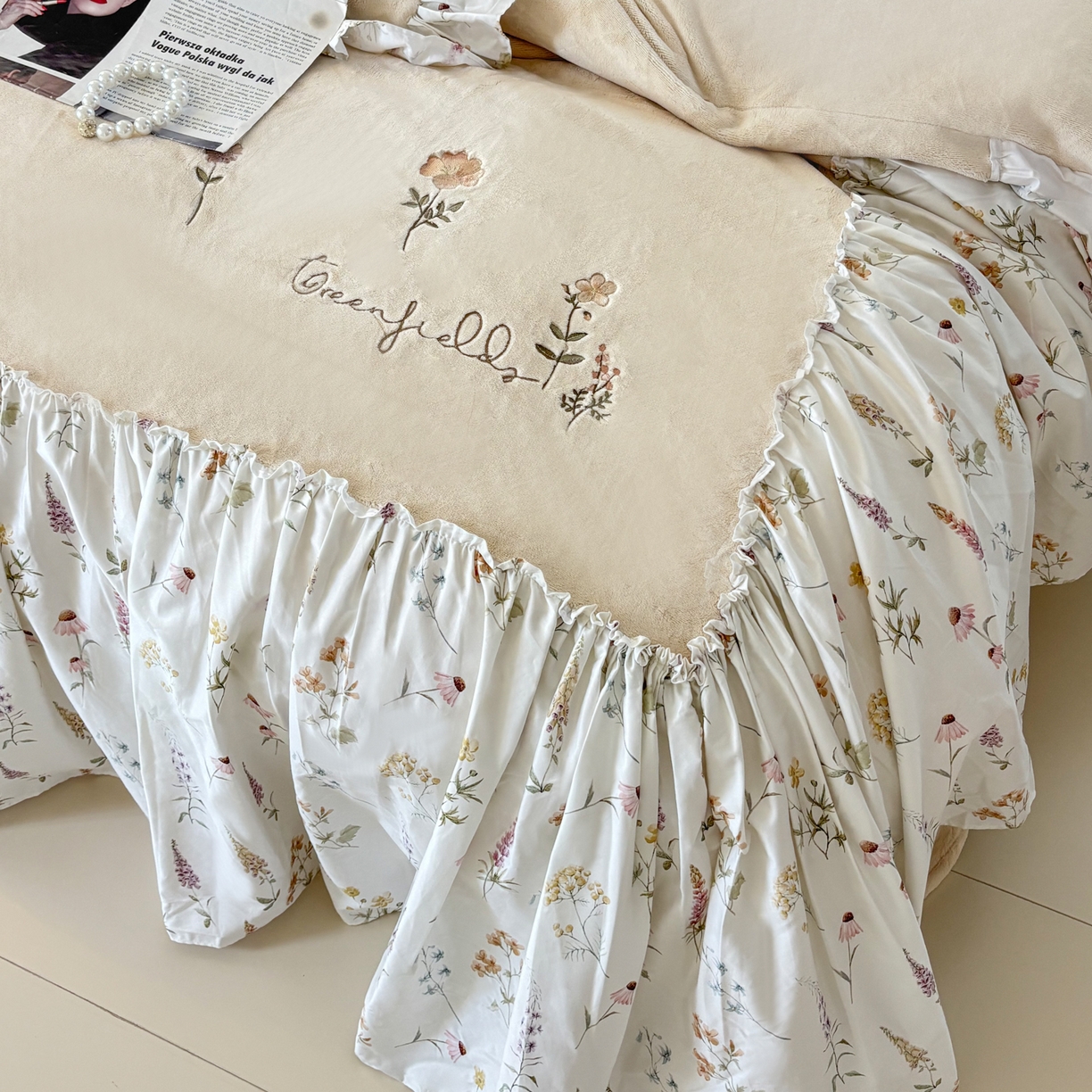 91家纺网 家纺一手货源 找家纺 FORTWO家纺原创设计（FOR TWO家纺） 2025新款230克牛奶绒绣花法式花边款四件套 兰庭序-米白