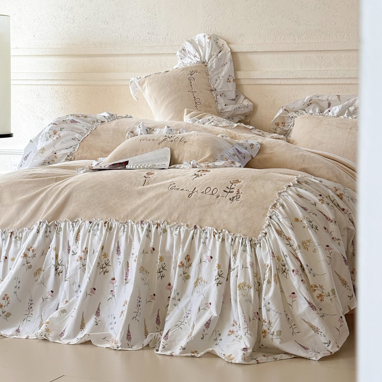 91家纺网 家纺一手货源 找家纺 FORTWO家纺原创设计（FOR TWO家纺） 2025新款230克牛奶绒绣花法式花边款四件套 兰庭序-米白