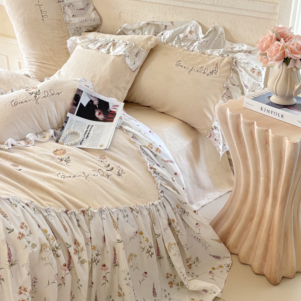 91家纺网 家纺一手货源 找家纺 FORTWO家纺原创设计（FOR TWO家纺） 2025新款230克牛奶绒绣花法式花边款四件套 兰庭序-米白