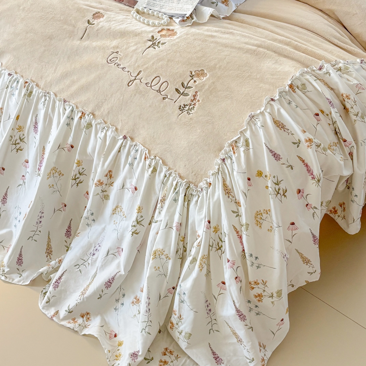 91家纺网 家纺一手货源 找家纺 FORTWO家纺原创设计（FOR TWO家纺） 2025新款230克牛奶绒绣花法式花边款四件套 兰庭序-米白