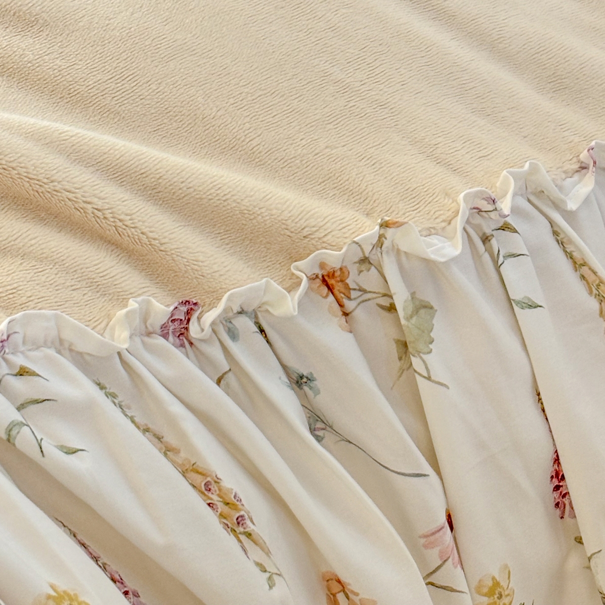 91家纺网 家纺一手货源 找家纺 FORTWO家纺原创设计（FOR TWO家纺） 2025新款230克牛奶绒绣花法式花边款四件套 兰庭序-米白