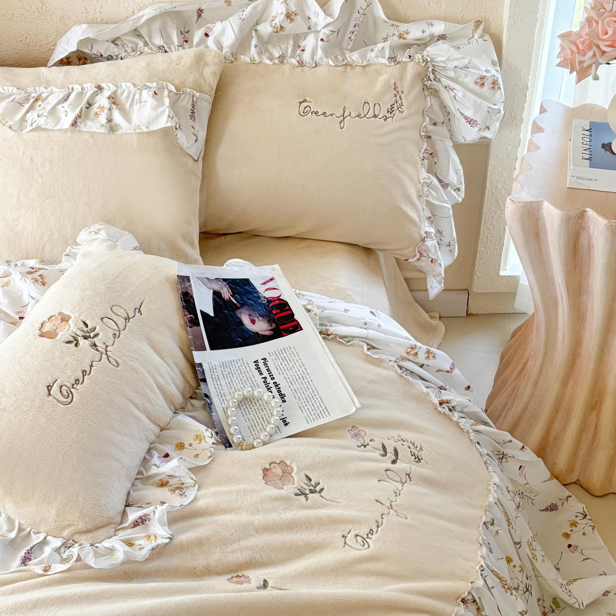 91家纺网 家纺一手货源 找家纺 FORTWO家纺原创设计（FOR TWO家纺） 2025新款230克牛奶绒绣花法式花边款四件套 兰庭序-米白