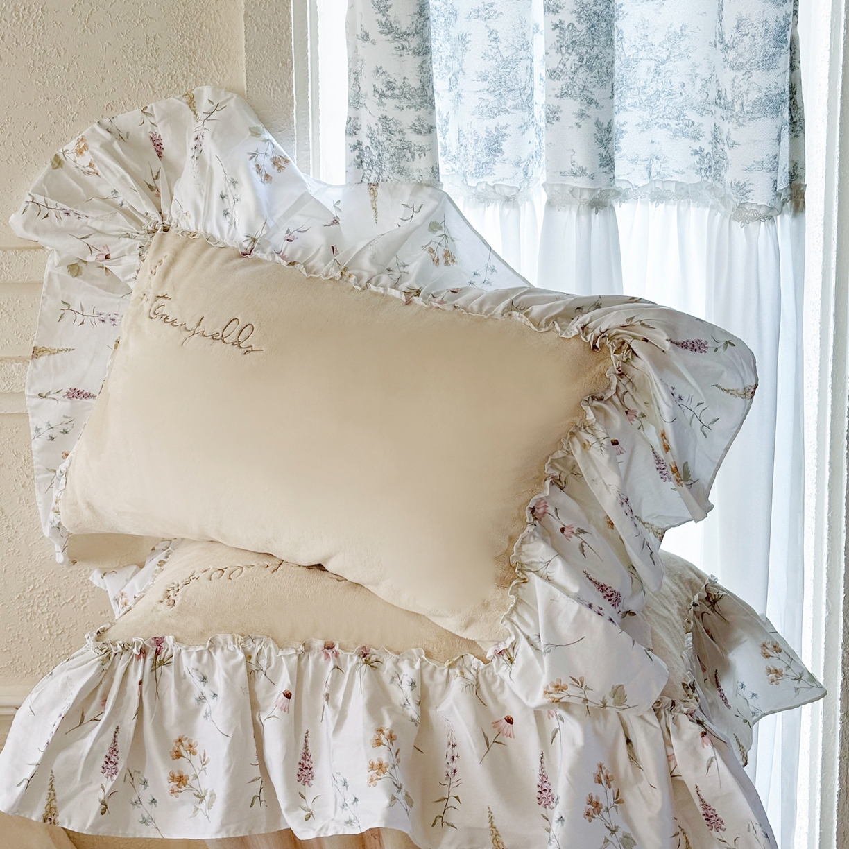 91家纺网 家纺一手货源 找家纺 FORTWO家纺原创设计（FOR TWO家纺） 2025新款230克牛奶绒绣花法式花边款四件套 兰庭序-米白