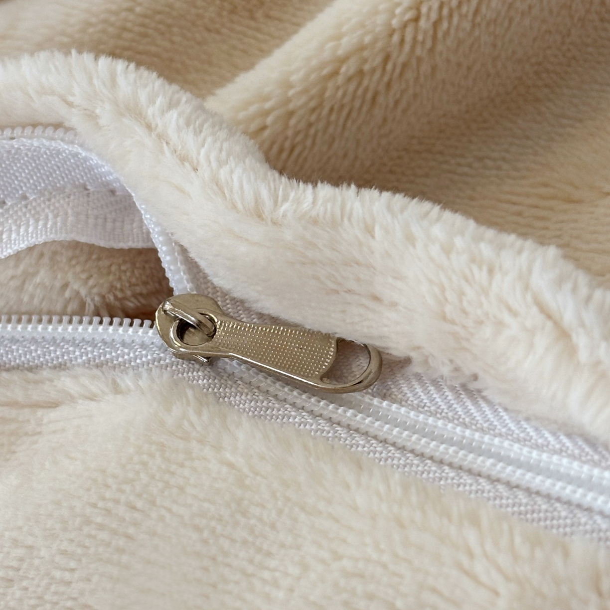 91家纺网 家纺一手货源 找家纺 FORTWO家纺原创设计（FOR TWO家纺） 2025新款230克牛奶绒绣花法式花边款四件套 兰庭序-米白