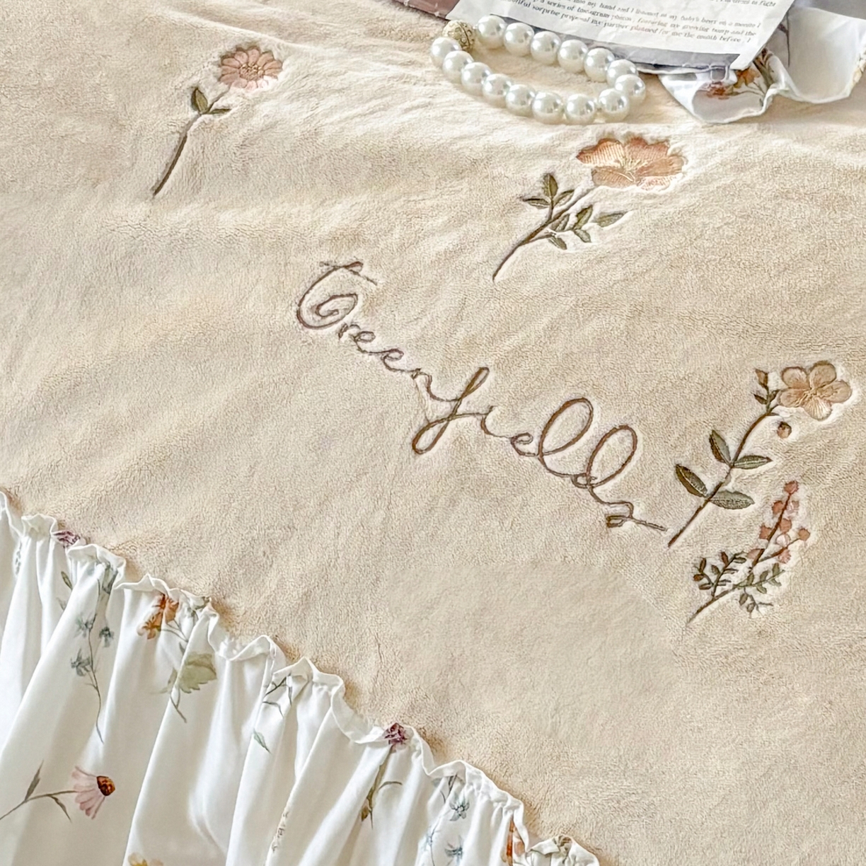 91家纺网 家纺一手货源 找家纺 FORTWO家纺原创设计（FOR TWO家纺） 2025新款230克牛奶绒绣花法式花边款四件套 兰庭序-米白