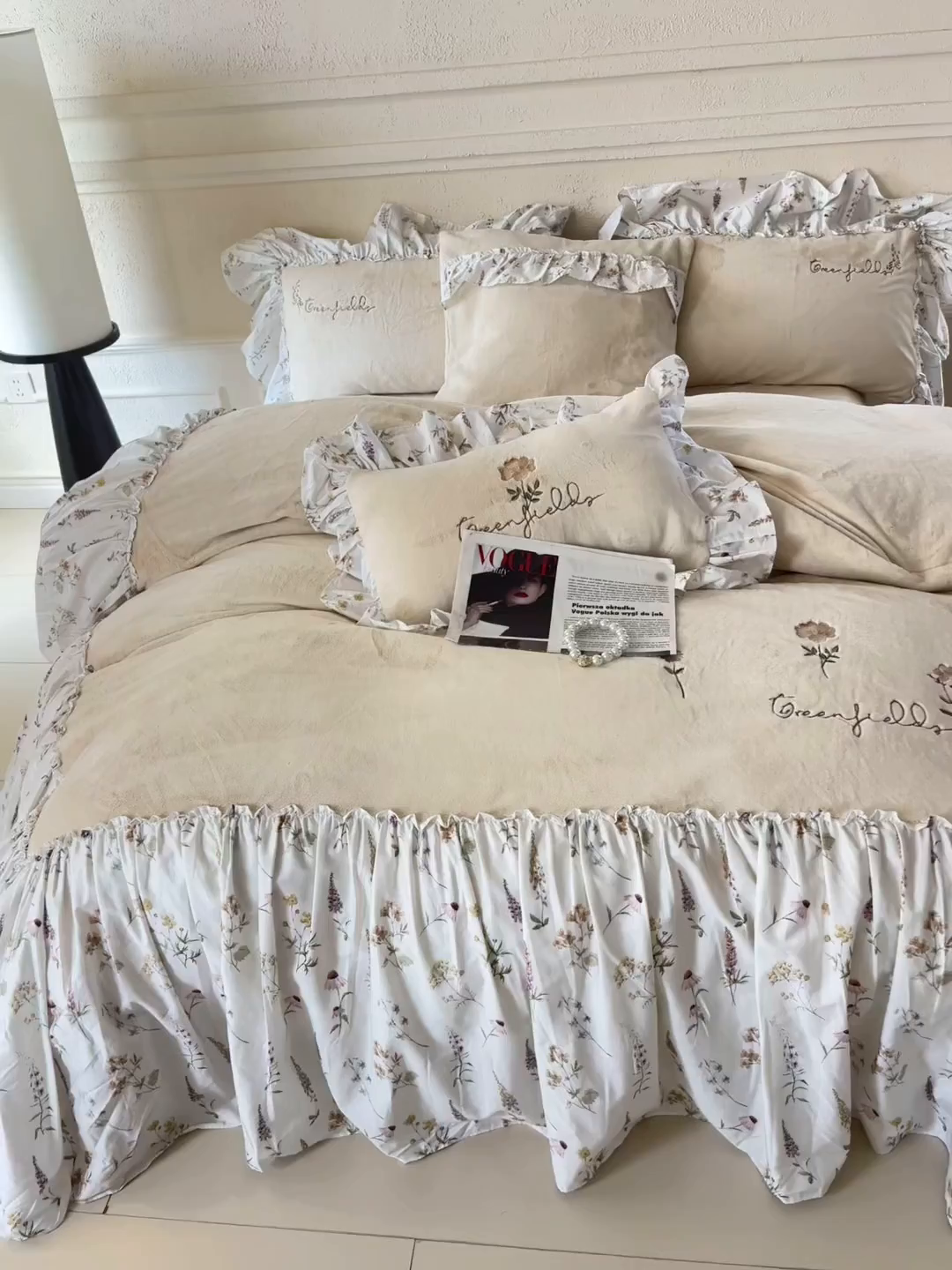 91家纺网 家纺一手货源 找家纺 FORTWO家纺原创设计（FOR TWO家纺） 2025新款230克牛奶绒绣花法式花边款四件套 兰庭序-米白