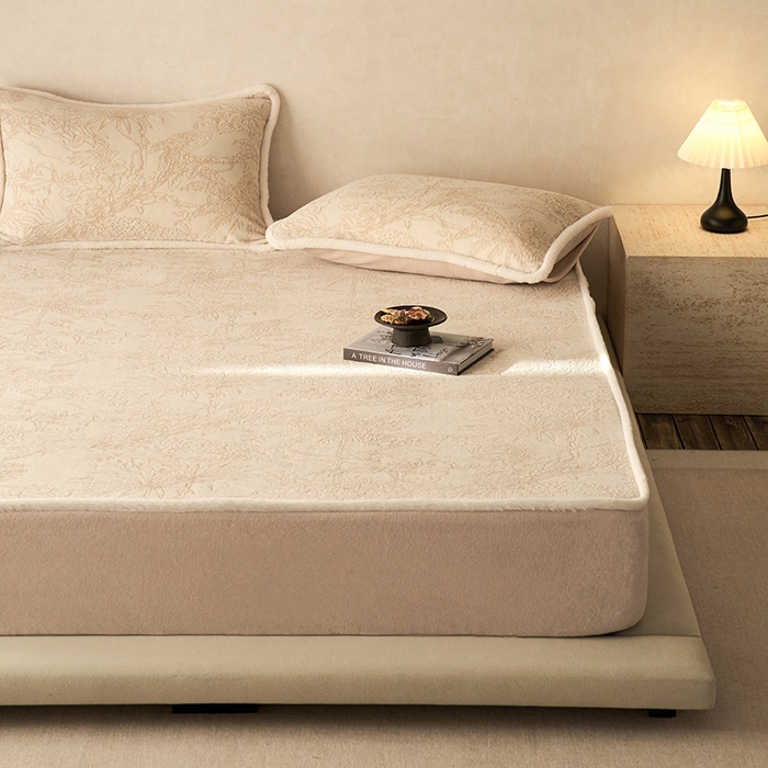 91家纺网 家纺一手货源 找家纺 宜代光年 2025新款A类小米貂复古牛奶绒染色雕花单床笠 丛林法则-咖