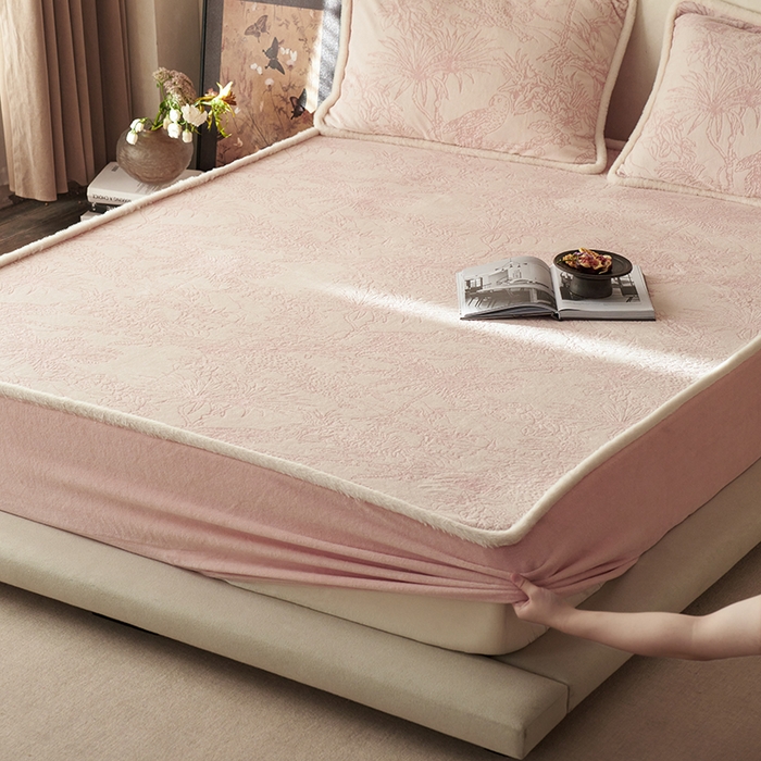 91家纺网 家纺一手货源 找家纺 （总）宜代光年 2025新款A类小米貂复古牛奶绒染色雕花单床笠