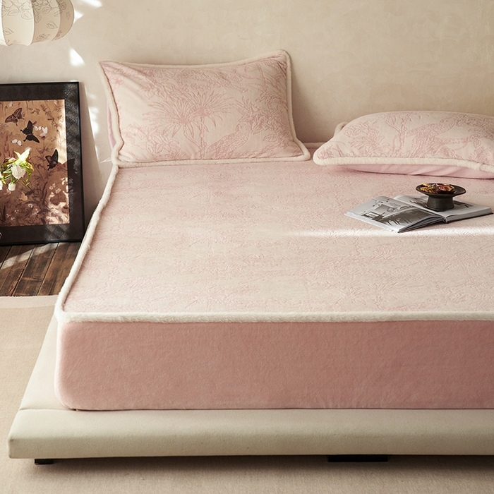 91家纺网 家纺一手货源 找家纺 （总）宜代光年 2025新款A类小米貂复古牛奶绒染色雕花单床笠