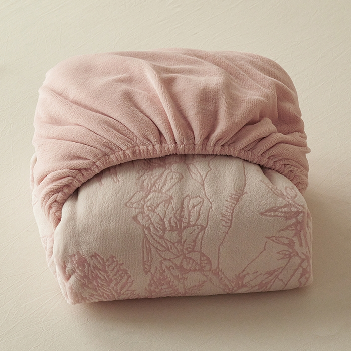 91家纺网 家纺一手货源 找家纺 （总）宜代光年 2025新款A类小米貂复古牛奶绒染色雕花单床笠