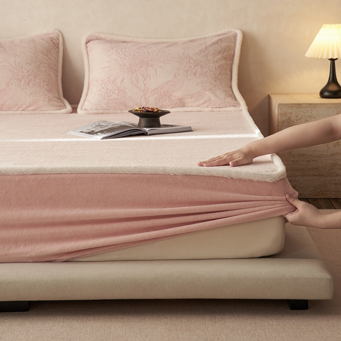 91家纺网 家纺一手货源 找家纺 （总）宜代光年 2025新款A类小米貂复古牛奶绒染色雕花单床笠