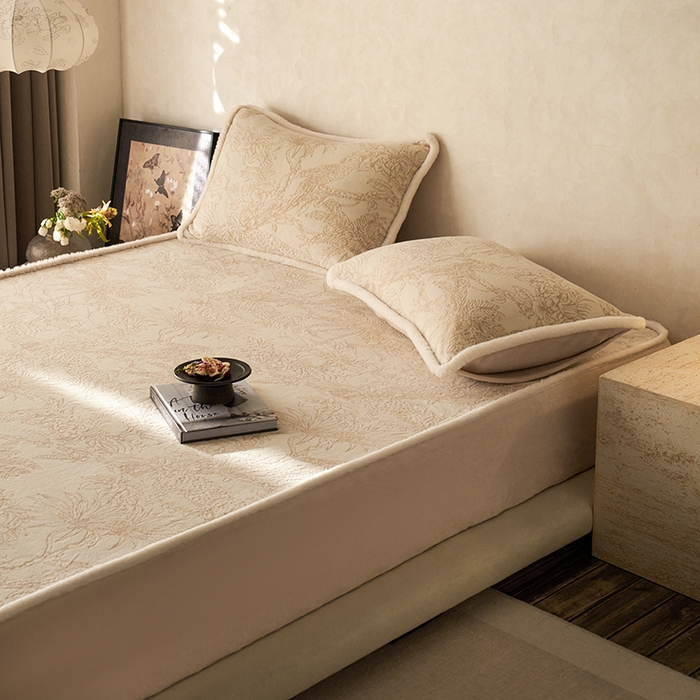 91家纺网 家纺一手货源 找家纺 宜代光年 2025新款A类小米貂复古牛奶绒染色雕花单床笠 丛林法则-咖