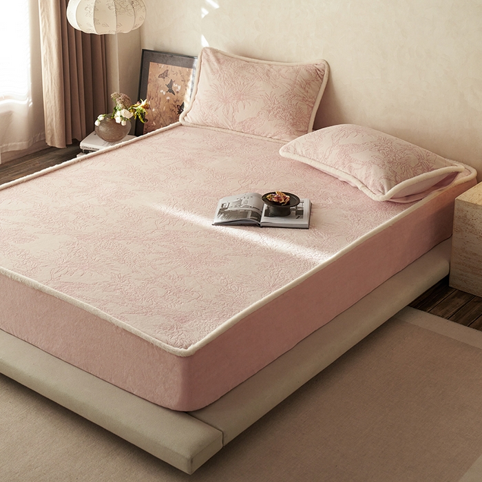 91家纺网 家纺一手货源 找家纺 宜代光年 2025新款A类小米貂复古牛奶绒染色雕花单床笠 丛林法则-粉