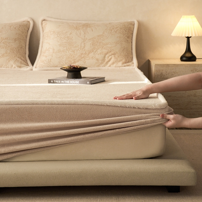 91家纺网 家纺一手货源 找家纺 宜代光年 2025新款A类小米貂复古牛奶绒染色雕花单床笠 丛林法则-咖