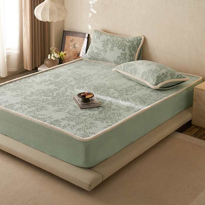 91家纺网 家纺一手货源 找家纺 宜代光年 2025新款A类小米貂复古牛奶绒染色雕花单床笠 静若繁花-绿