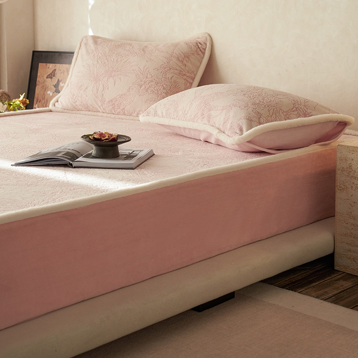 91家纺网 家纺一手货源 找家纺 （总）宜代光年 2025新款A类小米貂复古牛奶绒染色雕花单床笠