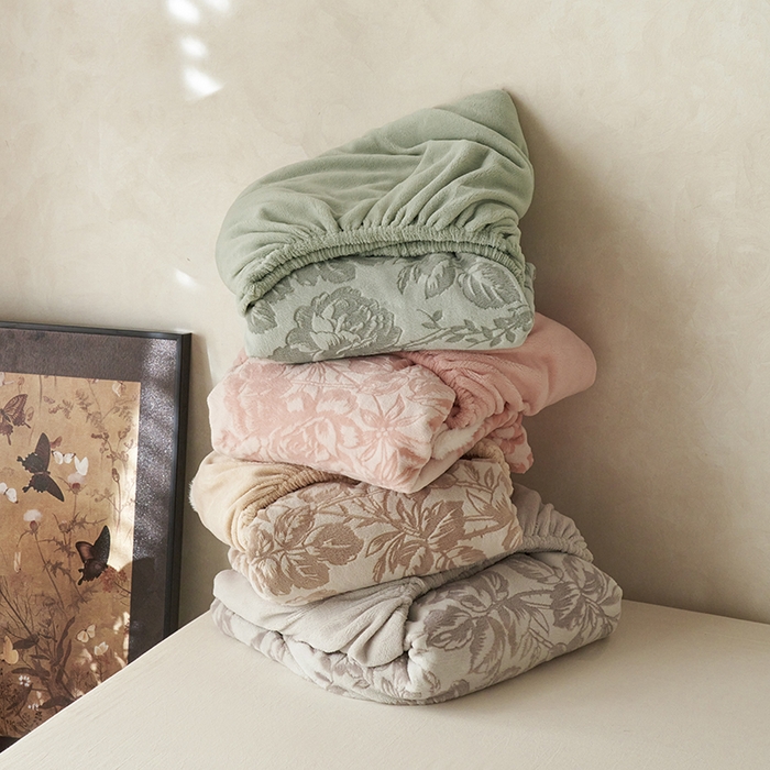 91家纺网 家纺一手货源 找家纺 宜代光年 2025新款A类小米貂复古牛奶绒染色雕花单床笠 叠拍（仅参考）