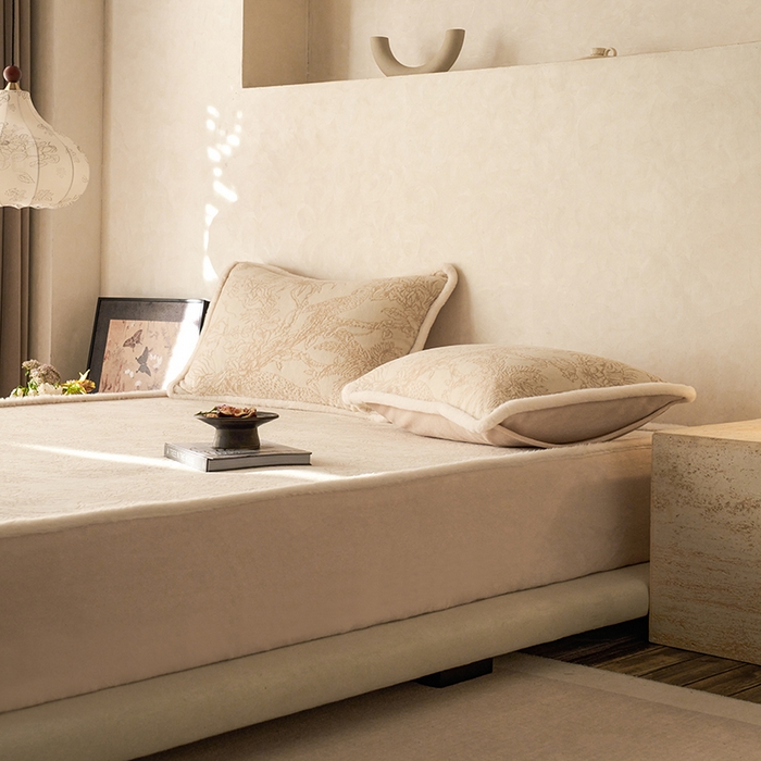 91家纺网 家纺一手货源 找家纺 宜代光年 2025新款A类小米貂复古牛奶绒染色雕花单床笠 丛林法则-咖