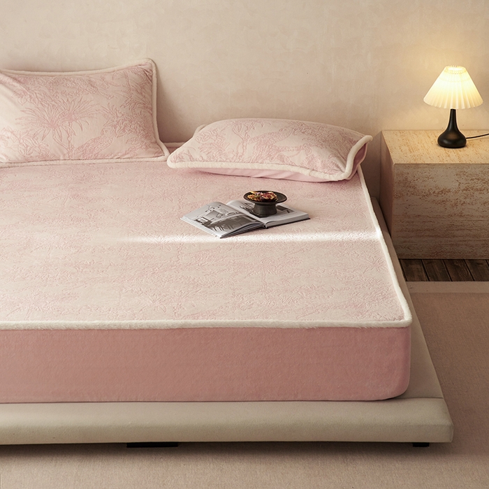 91家纺网 家纺一手货源 找家纺 宜代光年 2025新款A类小米貂复古牛奶绒染色雕花单床笠 丛林法则-粉