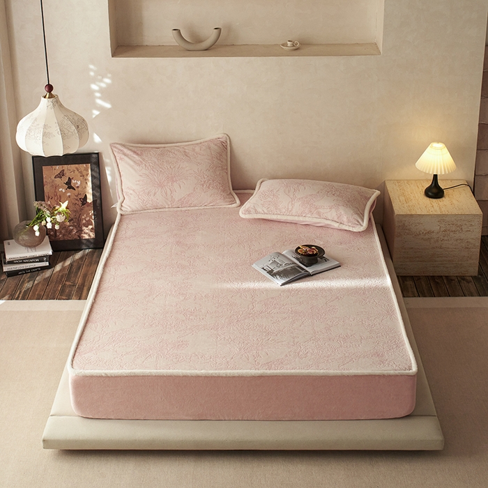 91家纺网 家纺一手货源 找家纺 （总）宜代光年 2025新款A类小米貂复古牛奶绒染色雕花单床笠