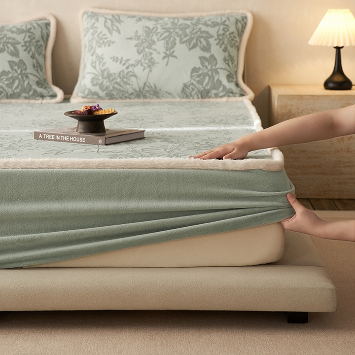 91家纺网 家纺一手货源 找家纺 宜代光年 2025新款A类小米貂复古牛奶绒染色雕花单床笠 静若繁花-绿