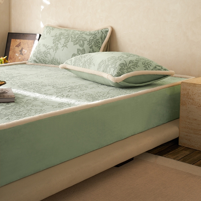 91家纺网 家纺一手货源 找家纺 宜代光年 2025新款A类小米貂复古牛奶绒染色雕花单床笠 静若繁花-绿