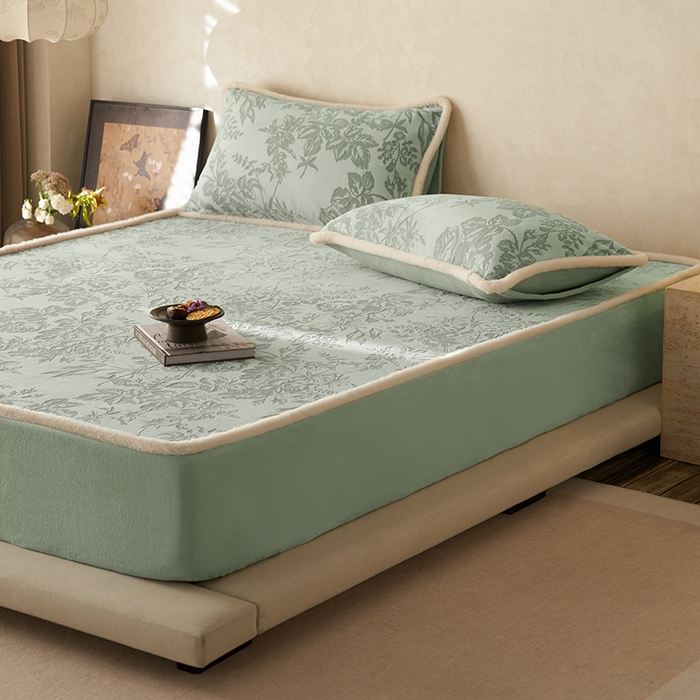 91家纺网 家纺一手货源 找家纺 宜代光年 2025新款A类小米貂复古牛奶绒染色雕花单床笠 静若繁花-绿