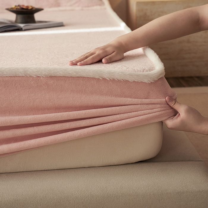 91家纺网 家纺一手货源 找家纺 宜代光年 2025新款A类小米貂复古牛奶绒染色雕花单床笠 丛林法则-粉