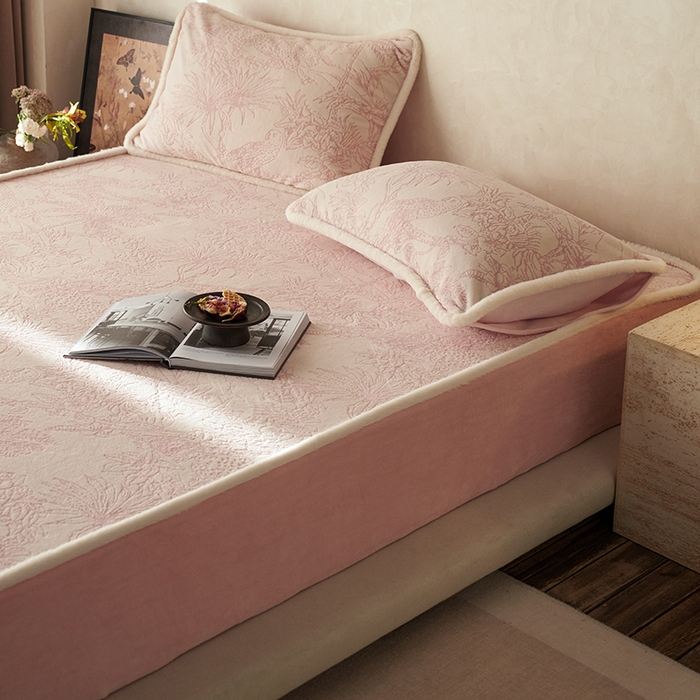 91家纺网 家纺一手货源 找家纺 宜代光年 2025新款A类小米貂复古牛奶绒染色雕花单床笠 丛林法则-粉