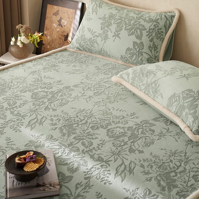 91家纺网 家纺一手货源 找家纺 宜代光年 2025新款A类小米貂复古牛奶绒染色雕花单床笠 静若繁花-绿