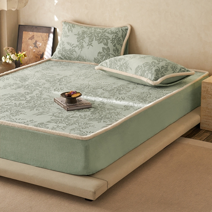 91家纺网 家纺一手货源 找家纺 宜代光年 2025新款A类小米貂复古牛奶绒染色雕花单床笠 静若繁花-绿