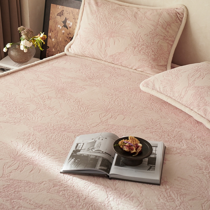 91家纺网 家纺一手货源 找家纺 宜代光年 2025新款A类小米貂复古牛奶绒染色雕花单床笠 丛林法则-粉