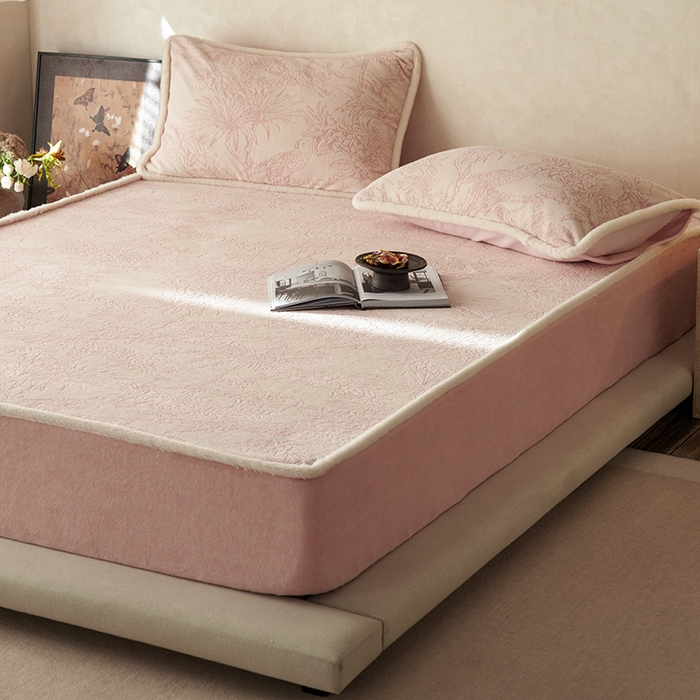 91家纺网 家纺一手货源 找家纺 宜代光年 2025新款A类小米貂复古牛奶绒染色雕花单床笠 丛林法则-粉