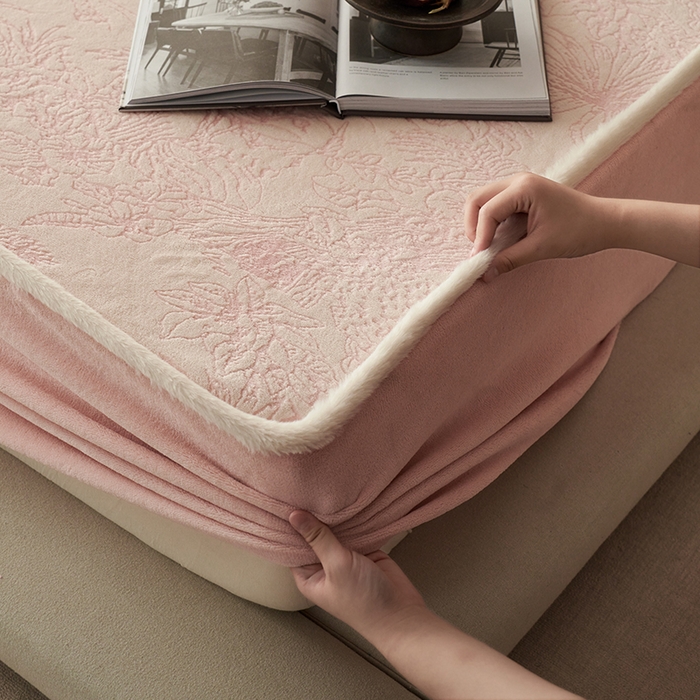 91家纺网 家纺一手货源 找家纺 宜代光年 2025新款A类小米貂复古牛奶绒染色雕花单床笠 丛林法则-粉