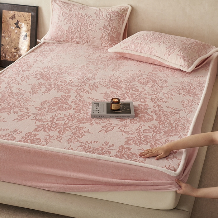 91家纺网 家纺一手货源 找家纺 宜代光年 2025新款A类小米貂复古牛奶绒染色雕花单床笠 静若繁花-粉