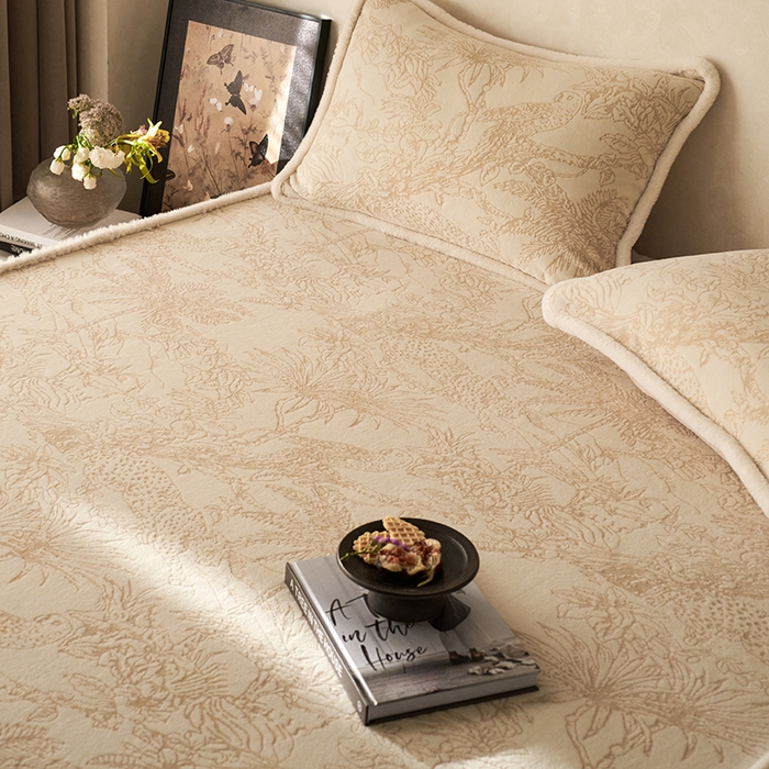 91家纺网 家纺一手货源 找家纺 宜代光年 2025新款A类小米貂复古牛奶绒染色雕花单床笠 丛林法则-咖