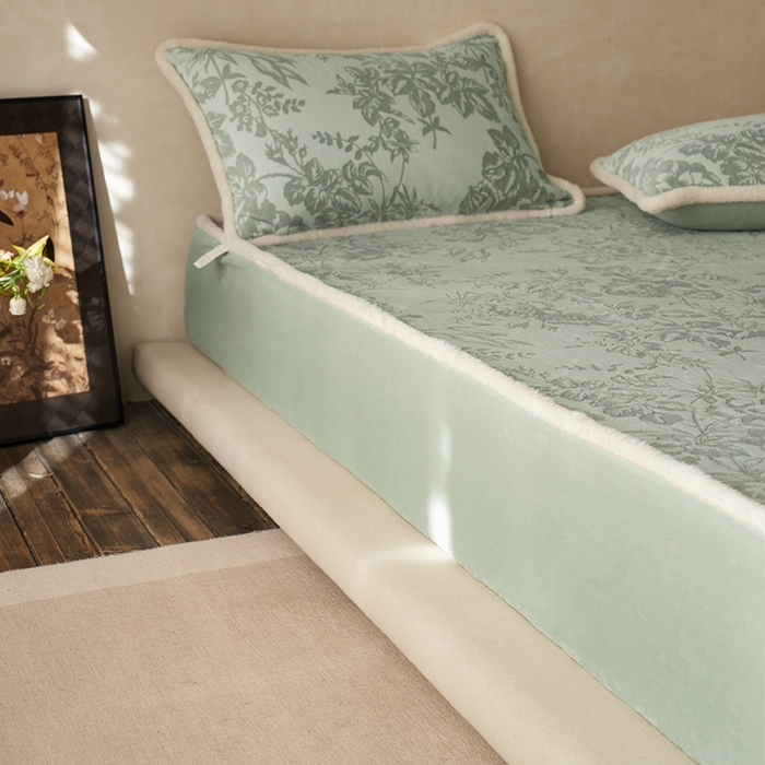 91家纺网 家纺一手货源 找家纺 宜代光年 2025新款A类小米貂复古牛奶绒染色雕花单床笠 静若繁花-绿