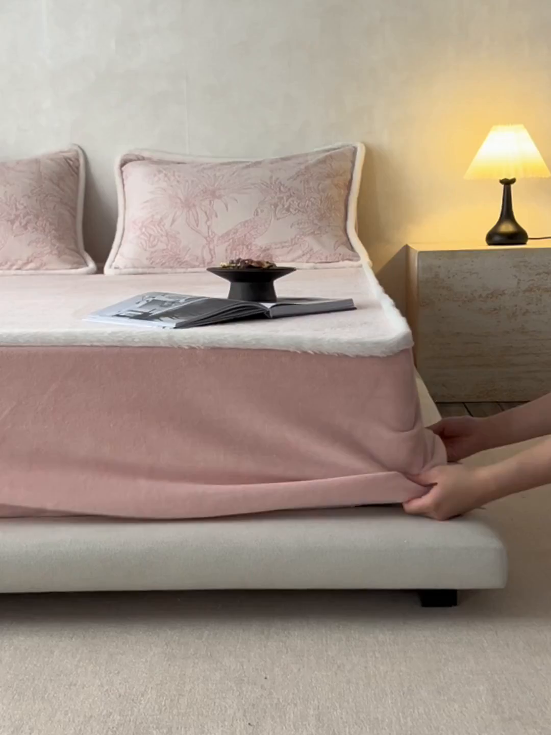 91家纺网 家纺一手货源 找家纺 （总）宜代光年 2025新款A类小米貂复古牛奶绒染色雕花单床笠