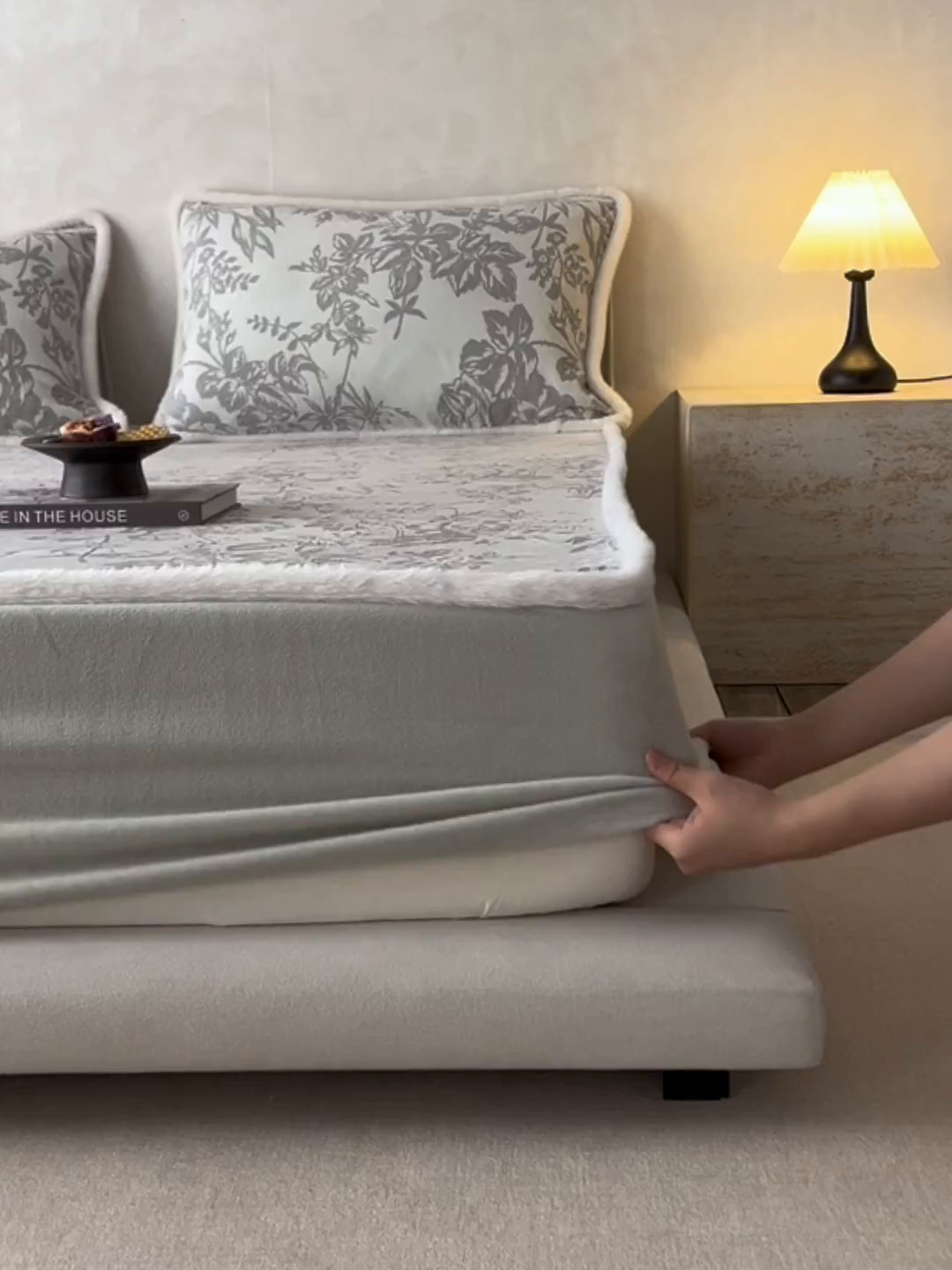 91家纺网 家纺一手货源 找家纺 宜代光年 2025新款A类小米貂复古牛奶绒染色雕花单床笠 静若繁花-绿