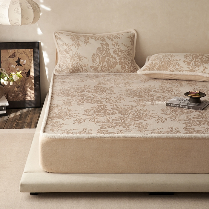 91家纺网 家纺一手货源 找家纺 宜代光年 2025新款A类小米貂复古牛奶绒染色雕花单床笠 静若繁花-咖