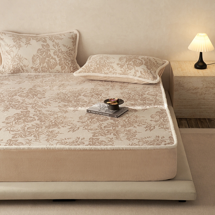 91家纺网 家纺一手货源 找家纺 宜代光年 2025新款A类小米貂复古牛奶绒染色雕花单床笠 静若繁花-咖