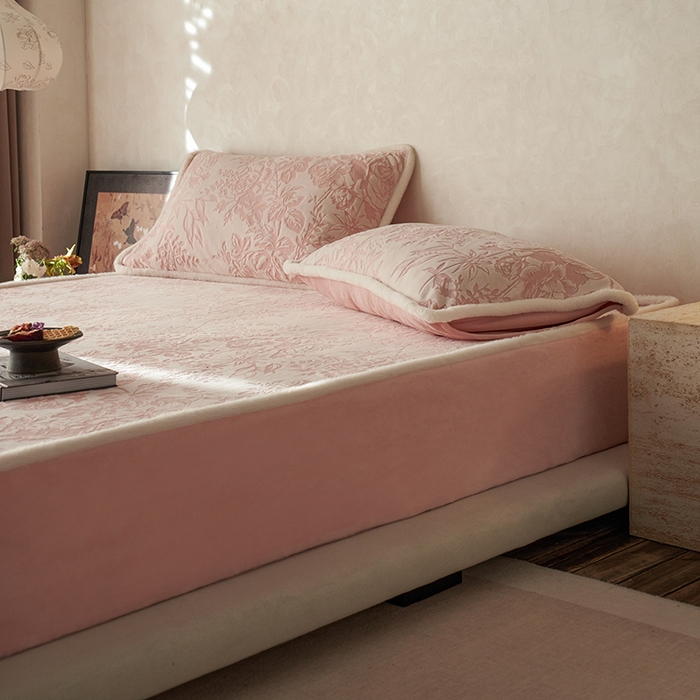 91家纺网 家纺一手货源 找家纺 宜代光年 2025新款A类小米貂复古牛奶绒染色雕花单床笠 静若繁花-粉