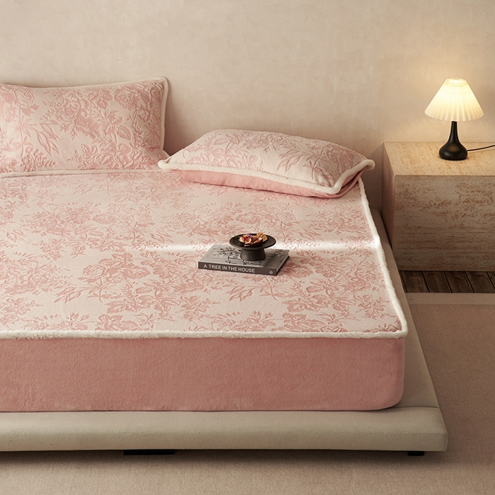 91家纺网 家纺一手货源 找家纺 宜代光年 2025新款A类小米貂复古牛奶绒染色雕花单床笠 静若繁花-粉