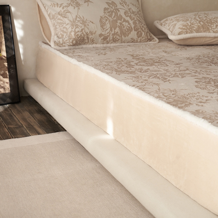 91家纺网 家纺一手货源 找家纺 宜代光年 2025新款A类小米貂复古牛奶绒染色雕花单床笠 静若繁花-咖