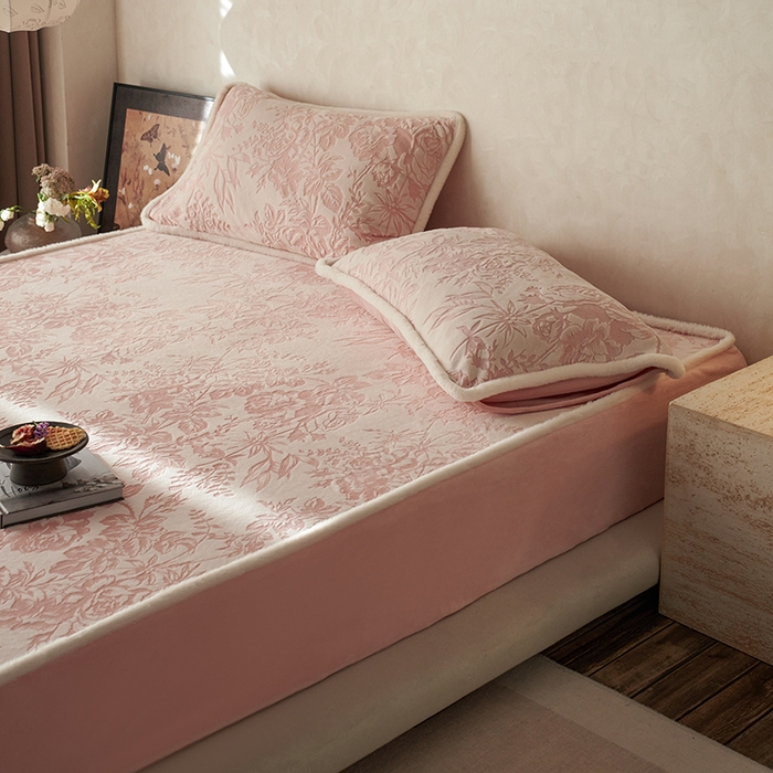 91家纺网 家纺一手货源 找家纺 宜代光年 2025新款A类小米貂复古牛奶绒染色雕花单床笠 静若繁花-粉